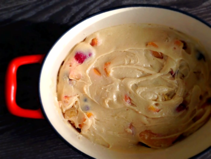 Bien recouvrir les fruits avec la pâte à gâteau