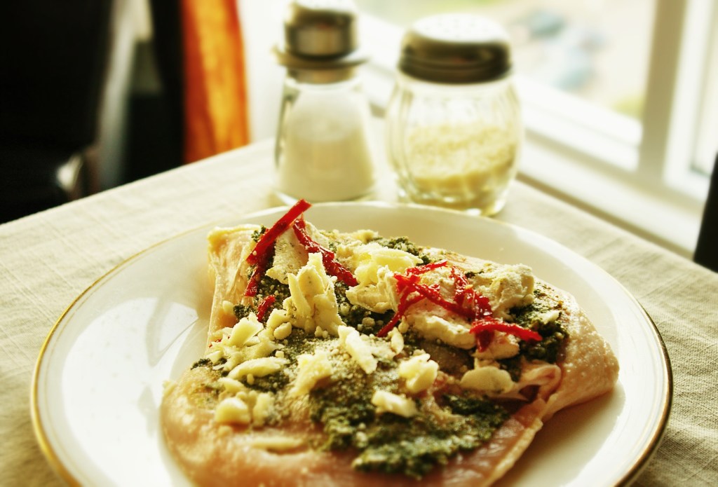 La poitrine de poulet a été tranchée en deux, au-dessus de l'os, dans le sens de la largeur. Cette coupe papillon permet de farcir l'intérieur, et de la refermer ensuite.