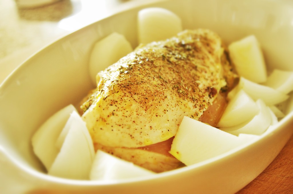 La poitrine de poulet a été tranchée en deux, au-dessus de l'os, dans le sens de la largeur. Cette coupe papillon permet de farcir l'intérieur, et de la refermer ensuite.