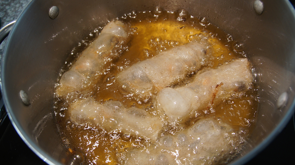 Des bulles se forment lors de la friture. Avec une pointe de couteau, percer un petit trou pour laisser l'air sortir