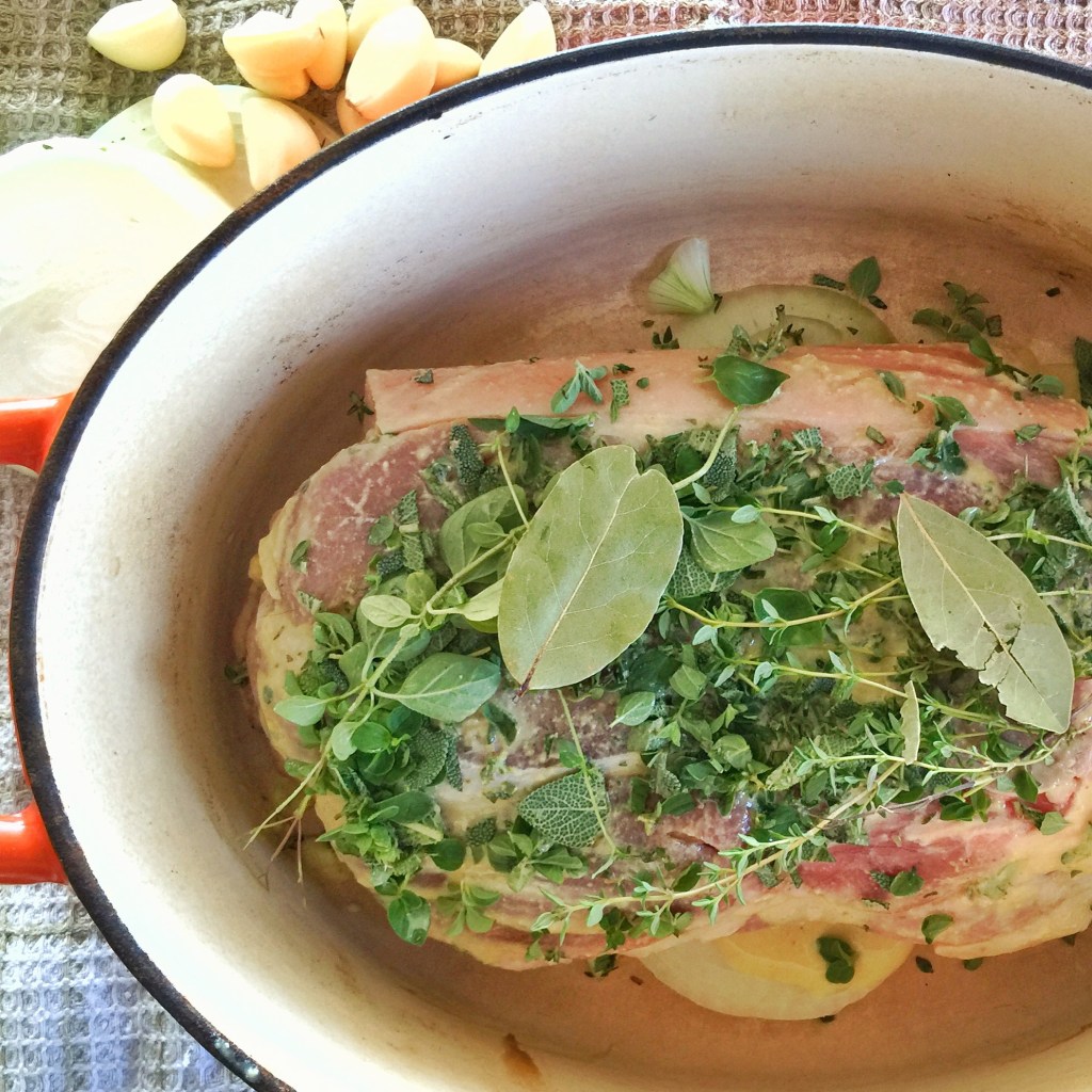 Rôti d&rsquo;épaule de porc braisé aux herbes et à l&rsquo;ail&nbsp;confit