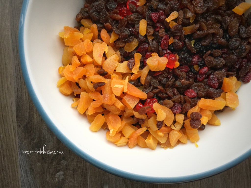 J'achète des fruits frais séchés au lieu de fruits déjà macérés dans des sirops, sauf pour les cerises au marasquin et le gingembre confit