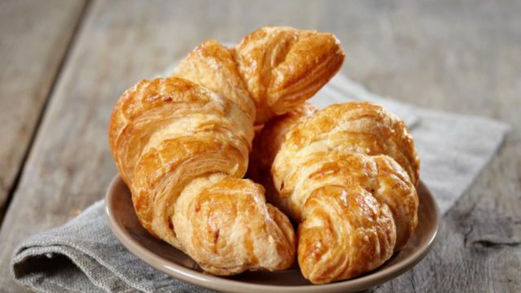 Croissants maison traditionnels au&nbsp;beurre