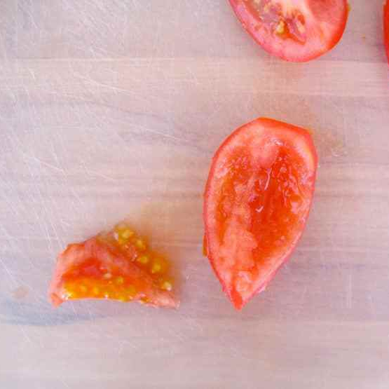 Vider une tomate italienne