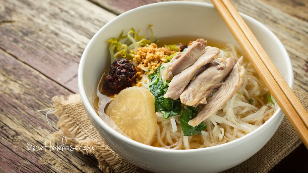 Soupe vietnamienne Pho Ga traditionnelle (phở&nbsp;gà)
